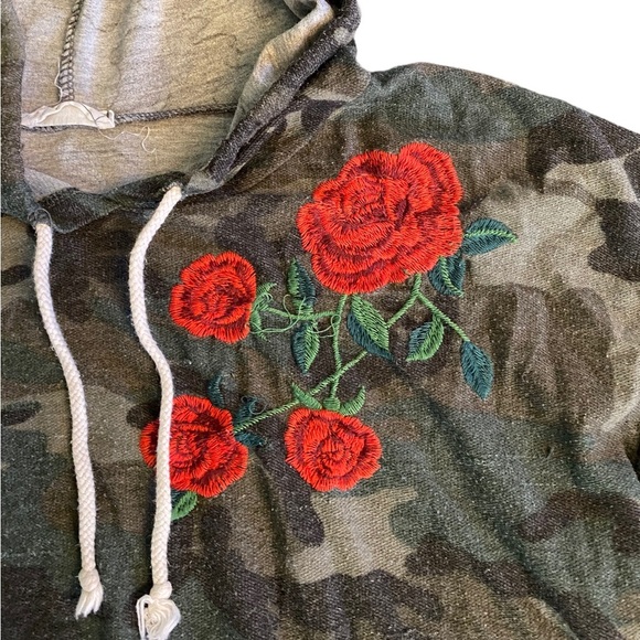 {Local Lab} Camo and Roses Crop Top Lined Hoodie - Picture 3 of 7